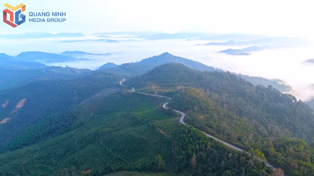 Những con đường uốn lượn ôm lấy núi non trùng điệp đưa du khách vào miền mây trắng Kỳ Thượng.