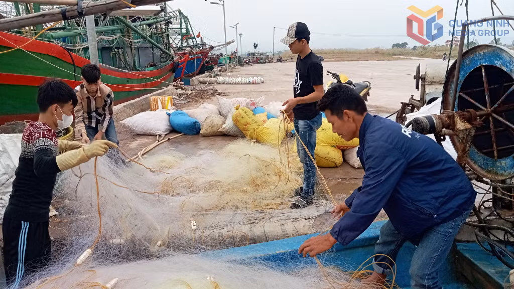 Ngư dân chuẩn bị ngư lưới cụ tại khu neo đậu tránh trú bão cho tàu thuyền nghề cá xã Đường Hoa.