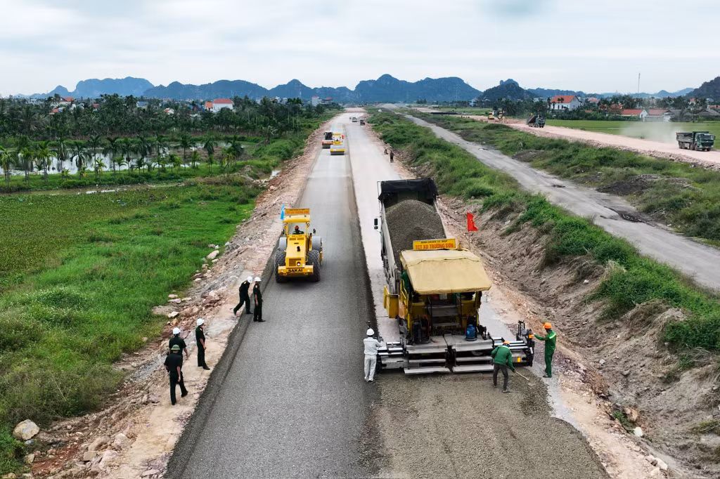 Thi công tại dự án đường ven sông (đoạn đường tỉnh 338 đến Đông Triều) (12-2025). Ảnh: Đỗ Phương