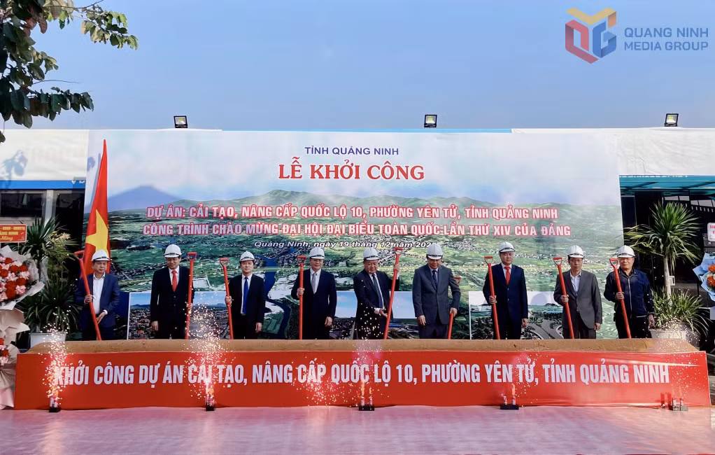Các đại biểu thực hiện nghi lễ khởi công dự án.