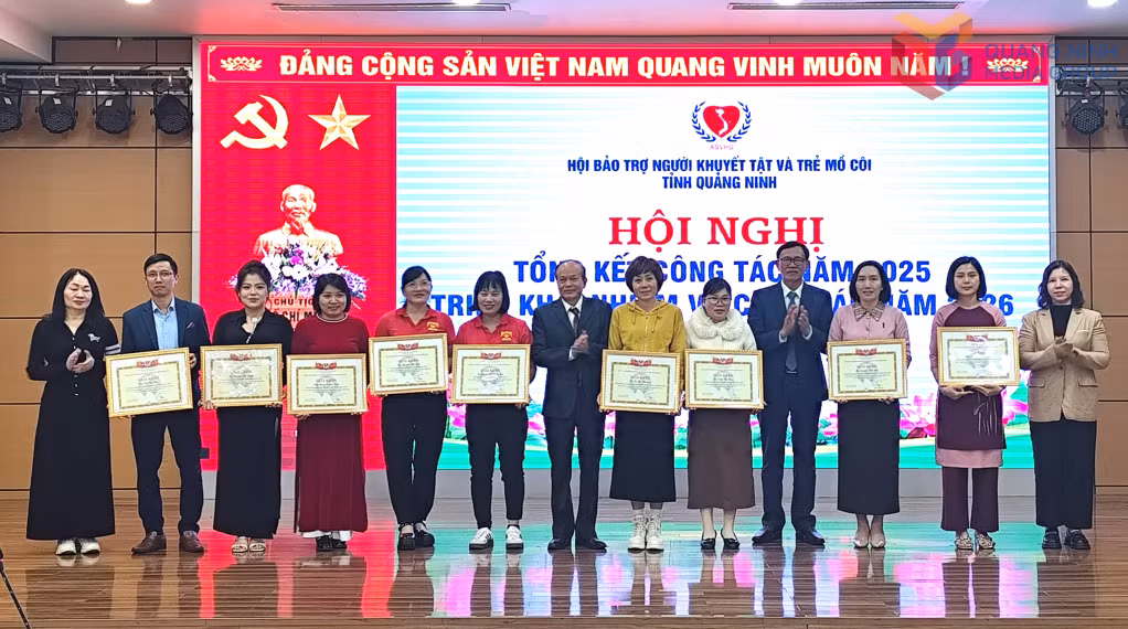 Hội Bảo trợ NKT-TMC tỉnh trao giấy khen cho các tập thể, cá nhân có thành tích trong hoạt động bảo trợ NKT-TMC tỉnh năm 2025.