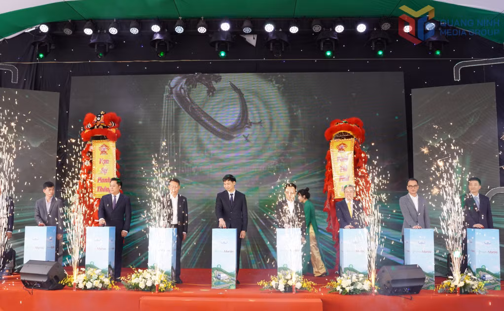 Đại biểu thực hiện nghi thức khởi công dự án.