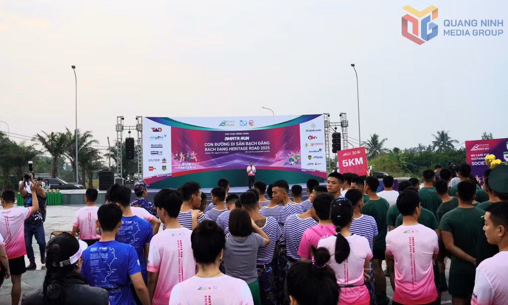 Quang cảnh lễ khai mạc giải chạy.