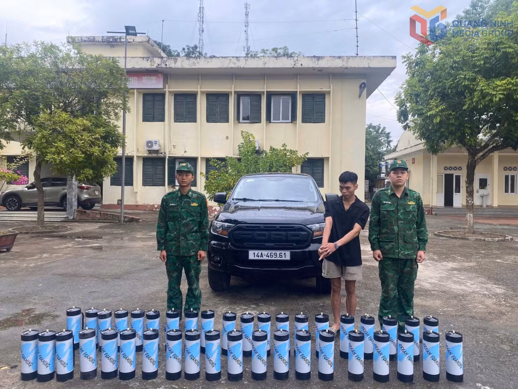 Đối tượng Sản A Cao cùng tang vật là 40 bình N2) bị Đồn Biên phòng Hải Hòa bắt giữ ngày 17/11
