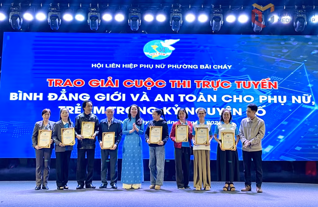 Hội LHPN phường Bãi Cháy khen thưởng các tập thể xuất sắc của Cuộc thi trực tuyến “Bình đẳng giới và an toàn cho phụ nữ và trẻ em trong kỷ nguyên số”.