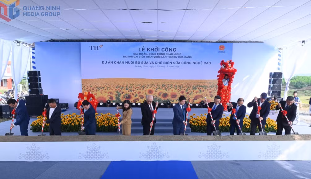 Các đại biểu động thổ khởi công dự án chăn nuôi bò sữa và chế biến sữa công nghệ cao.