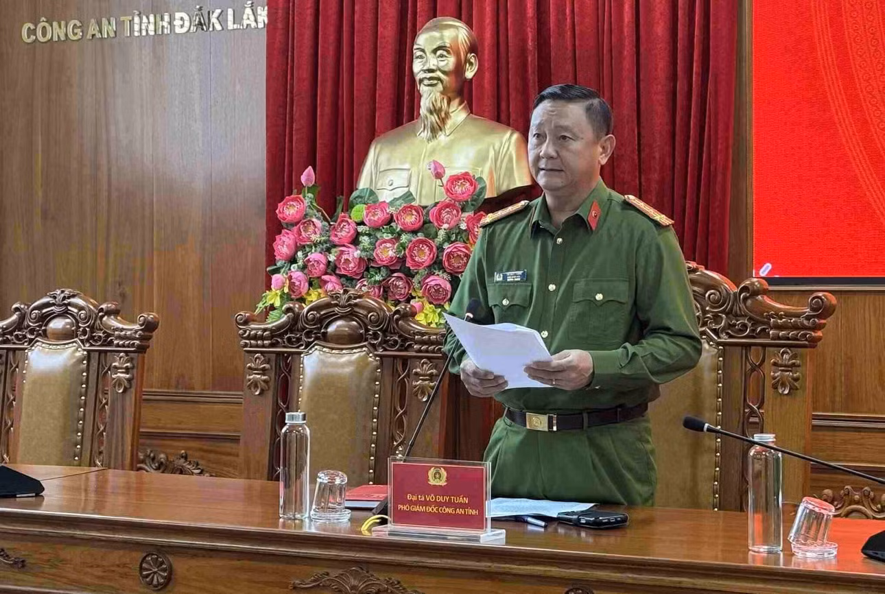 Đại tá Võ Duy Tuấn - Phó Giám đốc Công an tỉnh Đắk Lắk thông tin về vụ án. Ảnh: Bảo Trung