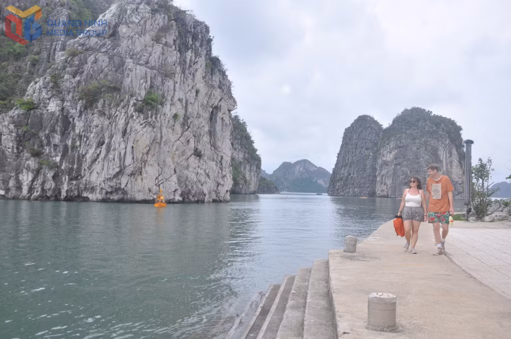 Khách nước ngoài chiêm ngưỡng cảnh quan di sản tại khu vực hang Cỏ trên Vịnh Hạ Long.