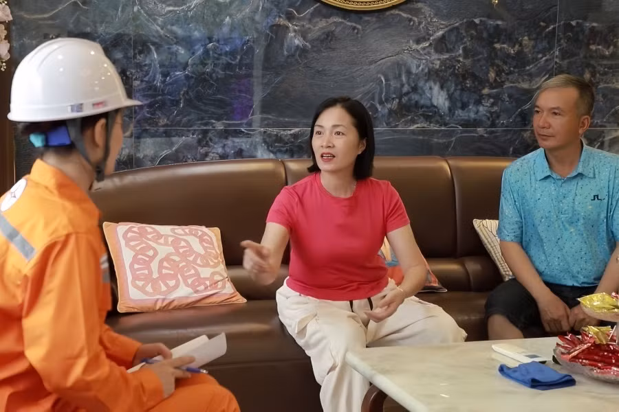 Các CBCNV CTĐL Quảng Ninh đã mang đến cho khán giả một tiểu phẩm gần gũi và dí dỏm với những thông điệp Tiết kiệm Điện đầy ý nghĩa. (Hình ảnh cắt từ video dự thi)