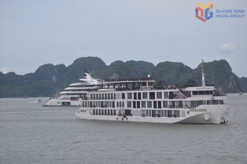 Tàu du lịch đưa khách tham quan, lưu trú nghỉ đêm trên Vịnh Hạ Long.