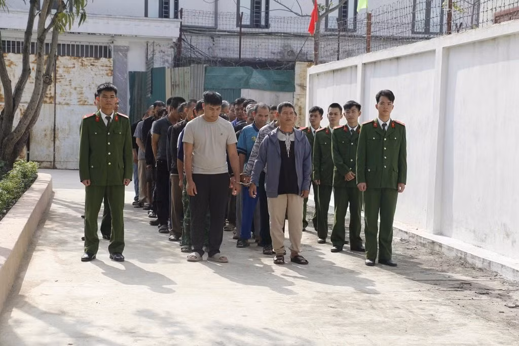 42 đối tượng bị công an bắt giữ. Ảnh: Ngọc Anh