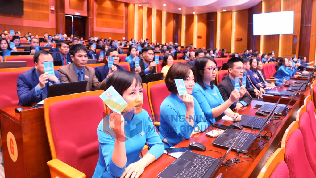 2025-12_Đại hội Công đoàn tỉnh Quảng Ninh lần thứ XV, nhiệm kỳ 2025–2030 - Các đại biểu biểu quyết thông qua Nghị quyết Đại hội. Ảnh: Nguyễn Thanh