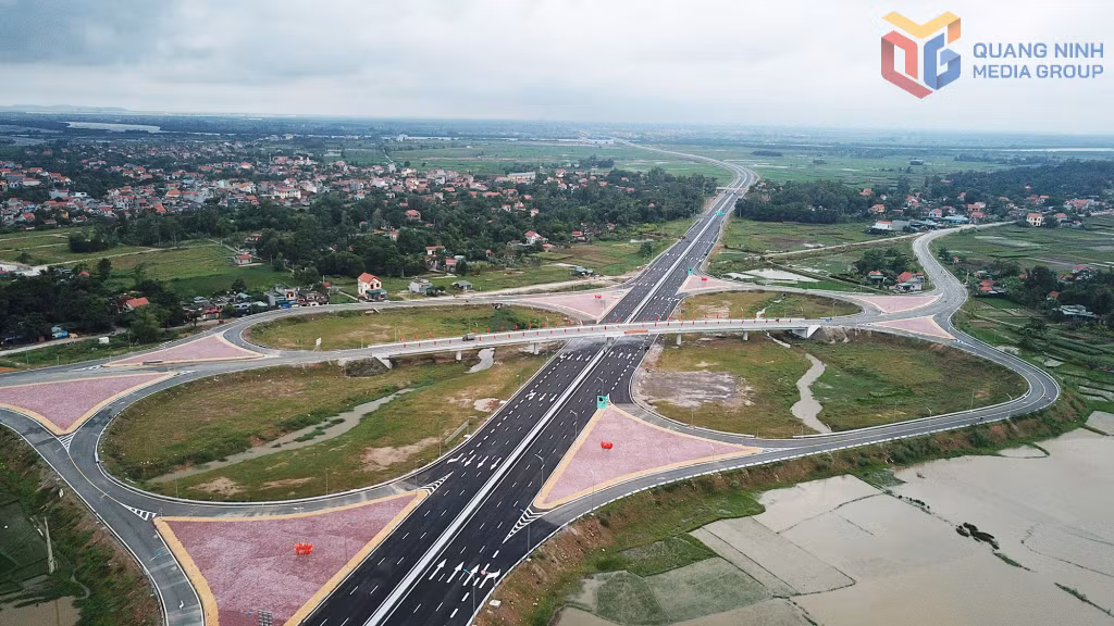 Tuyến đường sắt tốc độ cao Hà Nội - Quảng Ninh kết hợp với các tuyến giao thông huyết mạch của tỉnh, tạo nên hệ thống giao thông đa phương thức, thúc đẩy tăng trưởng kinh tế.