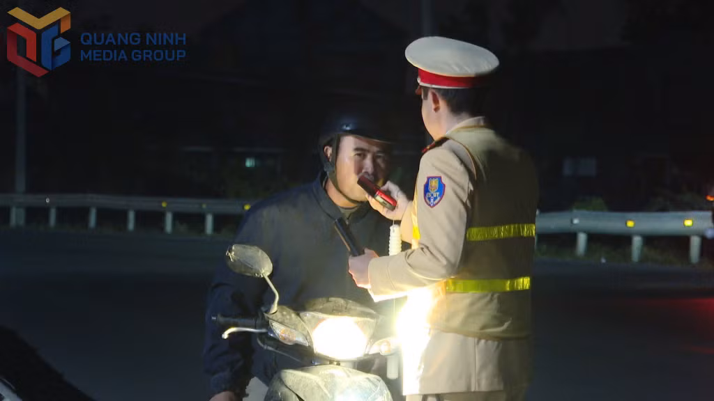 Lực lượng CSGT kiểm tra nồng độ cồn đối với người tham gia giao thông trên tỉnh lộ 338.