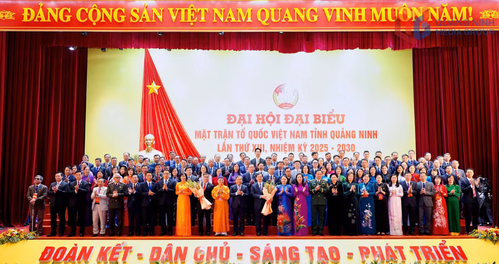 Các đồng chí lãnh đạo Trung ương, lãnh đạo tỉnh tặng qua chúc mừng các đồng chí Ủy viên Ủy ban MTTQ tỉnh Quảng Ninh lần thứ XIII, nhiệm kỳ 2025-2030.