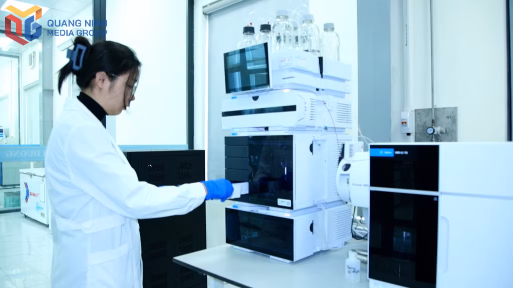 Phòng thí nghiệm được trang bị hệ thống máy móc tối tân.