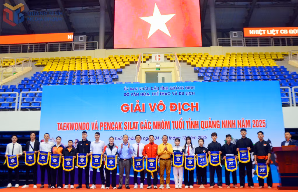 Ban Tổ chức trao cờ lưu niệm chào mừng các đoàn về tham dự giải.