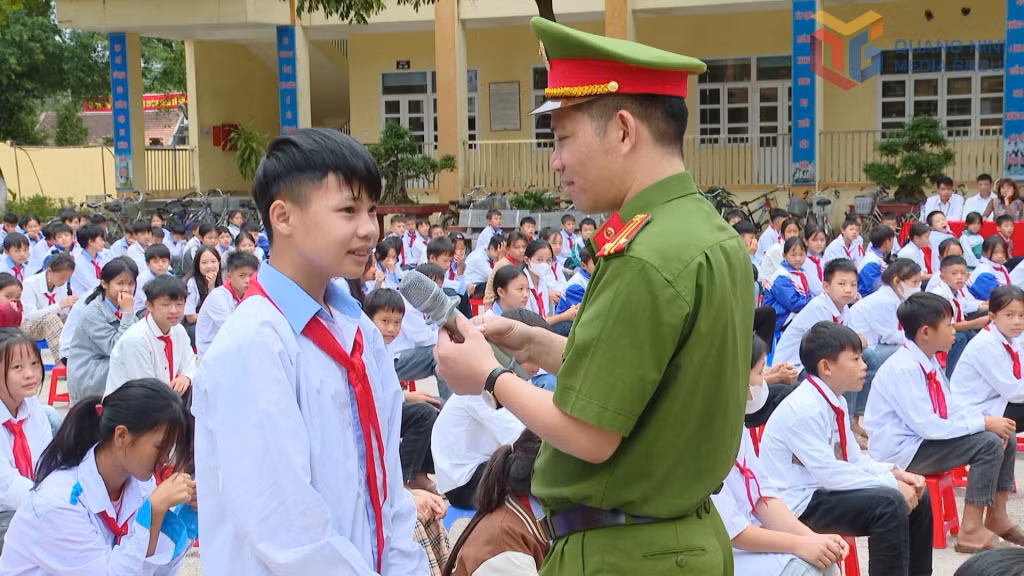 Lực lượng công an xã Đường Hoa tuyên truyền Luật Trật tự, ATGT cho các em học sinh.