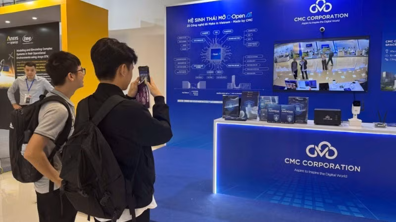 Các bạn trẻ tham quan, trải nghiệm sản phẩm công nghệ tại Ngày hội Đổi mới sáng tạo quốc gia năm 2025. (Ảnh: HÀ LINH)