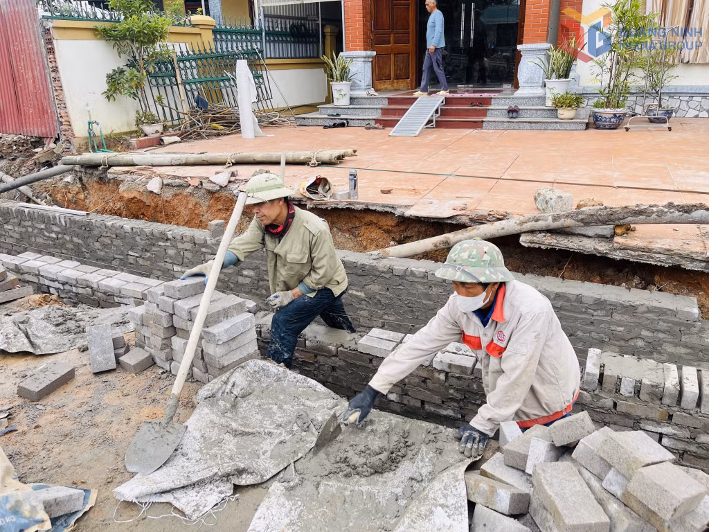 Thi công dự án nâng cấp vỉa hè, cây xanh đường Nguyễn Công Bao (phường Phong Cốc).