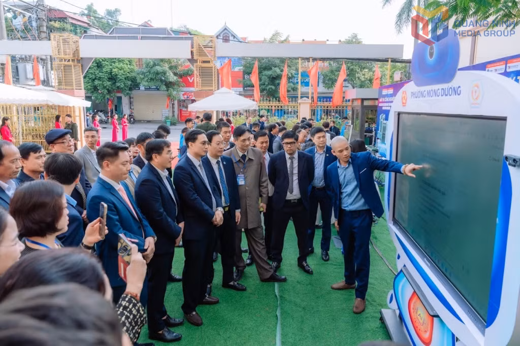 UBND phường Mông Dương đã ra mắt trợ lý ảo AI phục vụ công tác quản lý, điều hành và giải quyết TTHC.