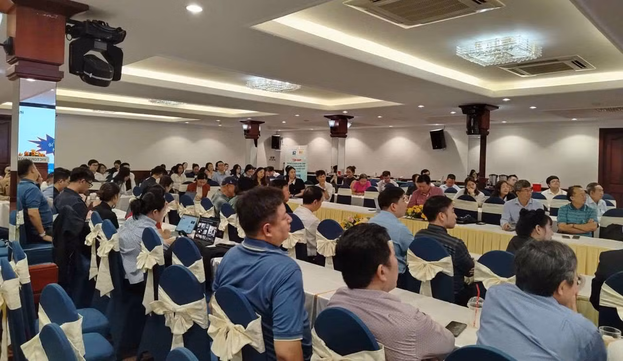 Đông đảo các đại biểu, chuyên gia dự tọa đàm với chủ đề “Ngoại lệ bản quyền dành cho AI và ảnh hưởng tới ngành công nghiệp sáng tạo Việt Nam”. Ảnh: Nguyễn Đăng