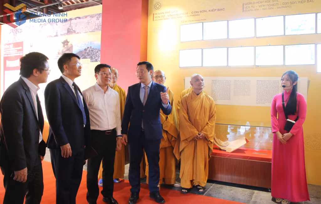 Các đại biểu tham quan triển lãm