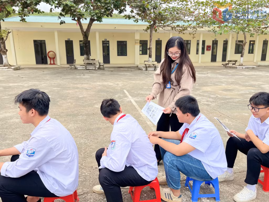 Giáo viên Trường TH&amp;THCS Hải Sơn (xã Hải Sơn) tuyên truyền, phổ biến kiến thức phòng chống ma túy cho học sinh. Ảnh: Hằng Ngần