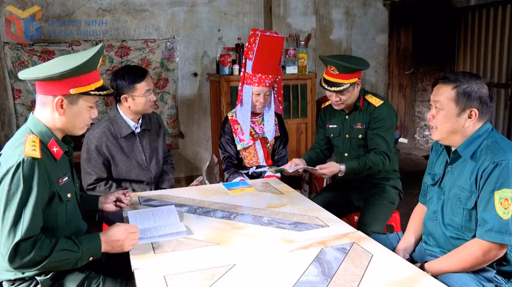 Cán bộ Ban Chỉ huy PTKV 2 - Bình Liêu phối hợp cùng cán bộ xã Hoành Mô tuyên truyền, vận động nhân dân thôn Nà Pò thực hiện chính sách pháp luật, bảo vệ đường biên cột mốc.&nbsp;&nbsp;