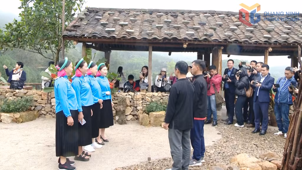 Du khách nghe điệu hát của đồng bào Dân tộc Tày xã Điền Xá.