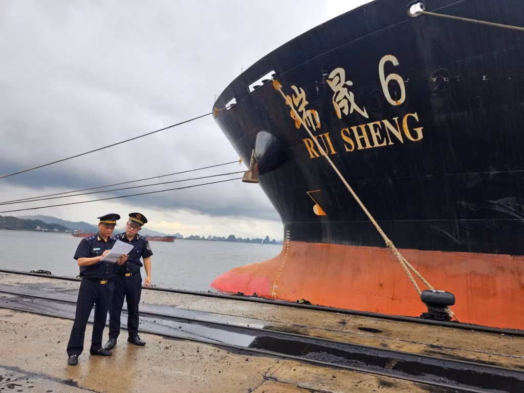 Hải quan Cửa khẩu cảng Cẩm Phả tăng cường hoạt động kiểm tra, giám sát Hải quan. (Ảnh: Đơn vị cung cấp)