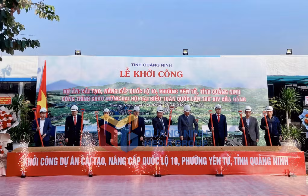 Đại biểu thực hiện nghi lễ khởi công Dự án Cải tạo, nâng cấp Quốc lộ 10, phường Yên Tử.