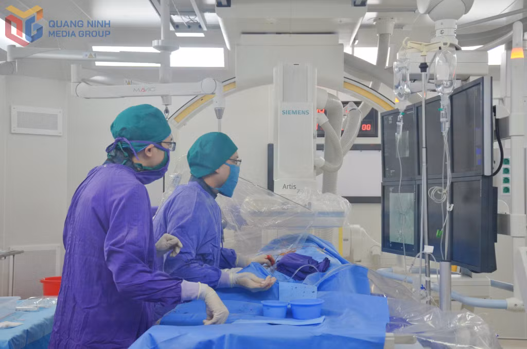 Can thiệp nút mạch điều trị đột quỵ được khoa Chẩn đoán hình ảnh (Bệnh viện Đa khoa tỉnh) triển khai hiệu quả cho người bệnh. Ảnh: Nguyễn Hoa