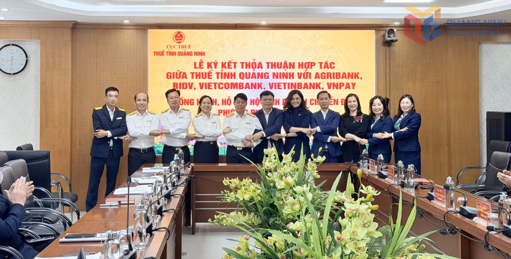 Thuế tỉnh Quảng Ninh tổ chức ký kết thỏa thuận hợp tác với các ngân hàng và đơn vị thanh toán điện tử VNPAY đồng hành, hỗ trợ hộ kinh doanh chuyển đổi phương pháp tính thuế.