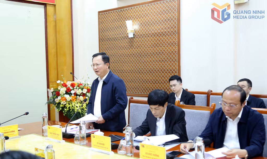 Đồng chí Cao Tường Huy, Ủy viên BTV Tỉnh ủy, Bí thư Đảng ủy, Chủ tịch HĐND đặc khu Vân Đồn báo cáo tại hội nghị.