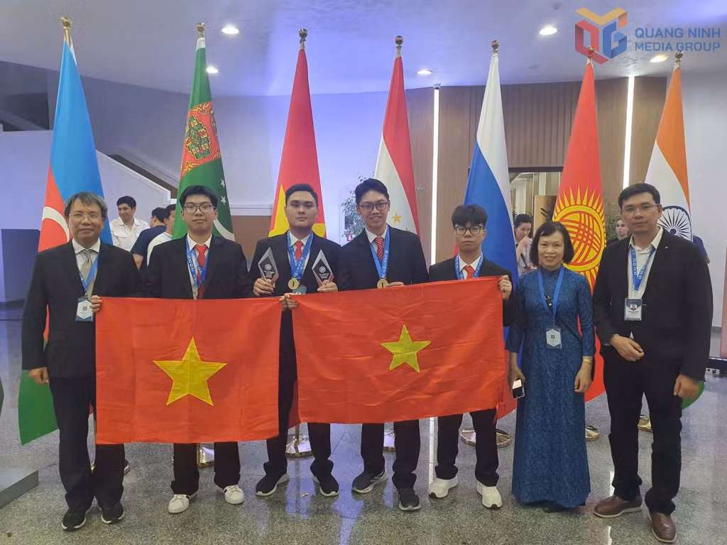 Trịnh Việt Hoàng giành Huy chương Bạc Olympic Hóa học quốc tế Abu Rayhan-Biruni 2025 (thứ 2 từ trái sang). Ảnh nhân vật cung cấp