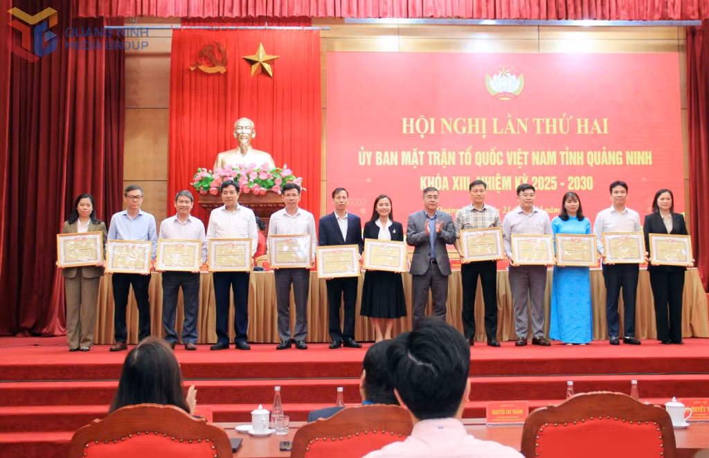 Nhiều tập thể có thành tích xuất sắc trong công tác Mặt trận và phong trào thi đua năm 2025 được biểu dương, khen thưởng.