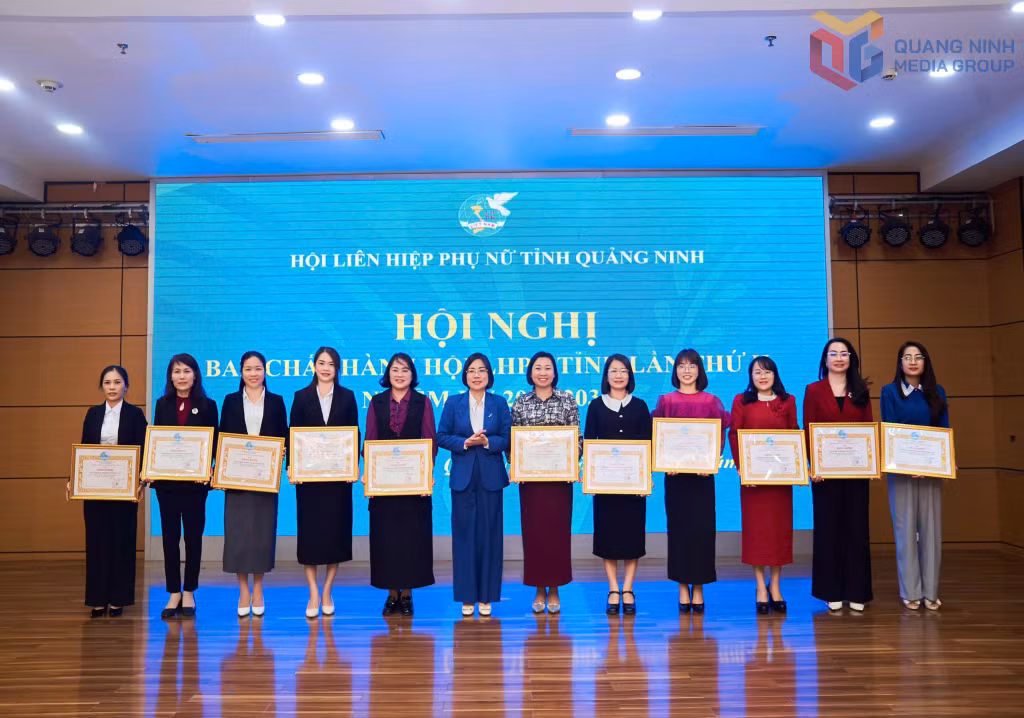 Các tập thể có thành tích xuất sắc nhận bằng khen của Hội LHPN tỉnh tại hội nghị tổng kết công tác Hội và phong trào phụ nữ năm 2025; triển khai nhiệm vụ năm 2026.