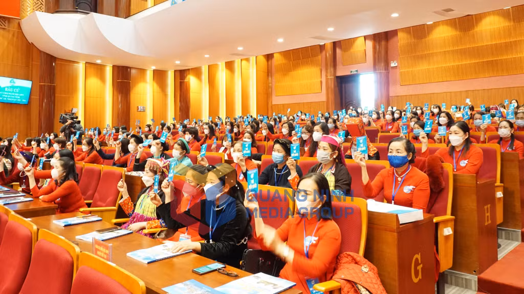 2021-11_Đại hội Đại biểu phụ nữ tỉnh lần thứ XII, nhiệm kỳ 2021-2026 - biểu biểu quyết thông qua Nghị quyết Đại hội.