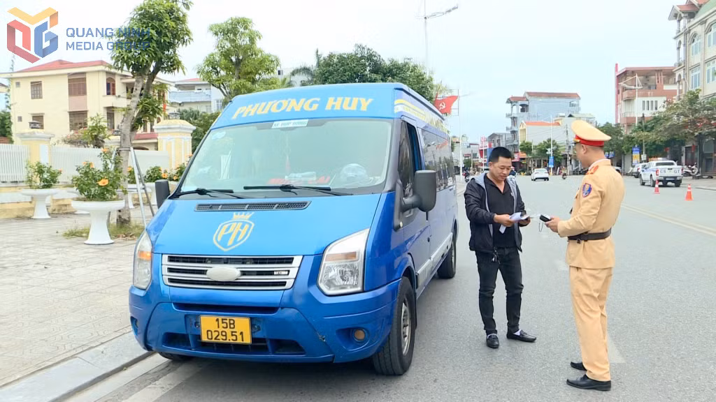 Các phương tiện vận chuyển hành khách, khách du lịch đều được CSGT kiểm tra các quy định ATGT để không xảy ra TNGT đáng tiếc.