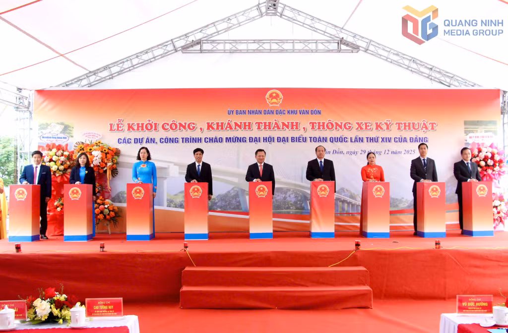 Các đại biểu ấn nút, khởi công 12 dự án.