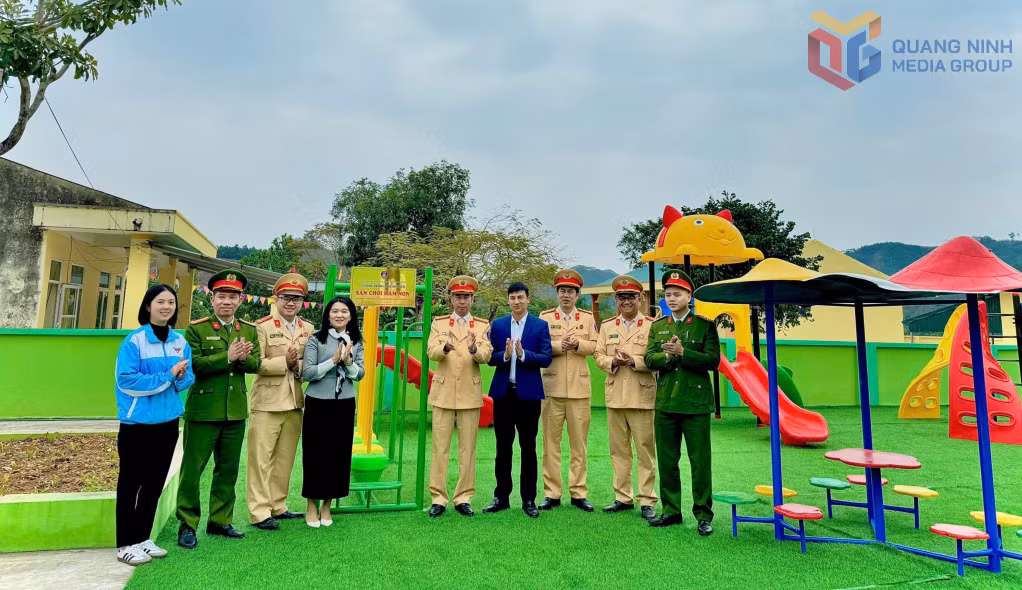 Lãnh đạo Phòng CSGT (Công an tỉnh) và đại diện Cấp ủy, chính quyền xã Đường Hoa, nhà hảo tâm trao tặng cô trò Điểm trường Tài Chi, Trường mầm non Quảng Long “Công trình thanh niên - Sân chơi mầm non”.