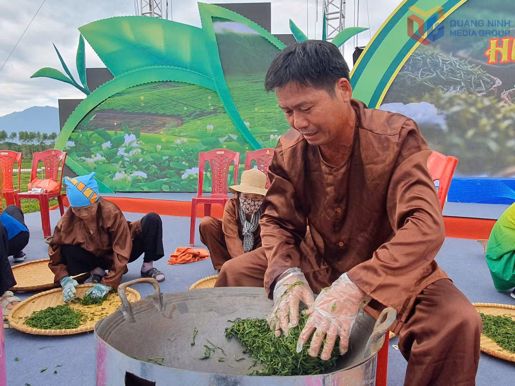 Phần Thi sao chè tại Lễ Hội Trà Đường Hoa năm 2024