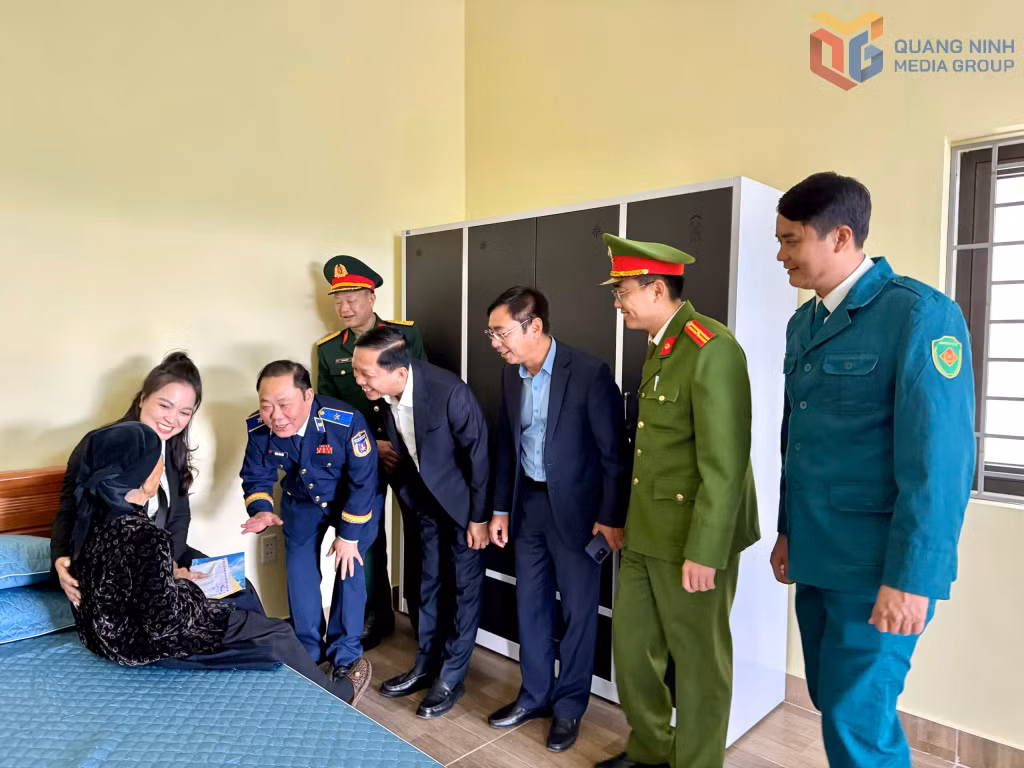 Lãnh đạo và đại biểu thăm hỏi, động viên Mẹ Việt Nam Anh hùng Hoàng Thị Nghi trong ngôi nhà mới.