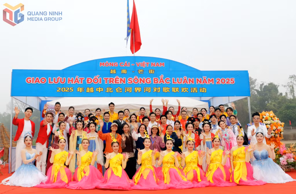 Thanh niên phường Móng Cái 1 (tỉnh Quảng Ninh, Việt Nam) và TP Đông Hưng (Khu tự trị dân tộc Choang Quảng Tây, Trung Quốc) chụp ảnh trước buổi giao lưu