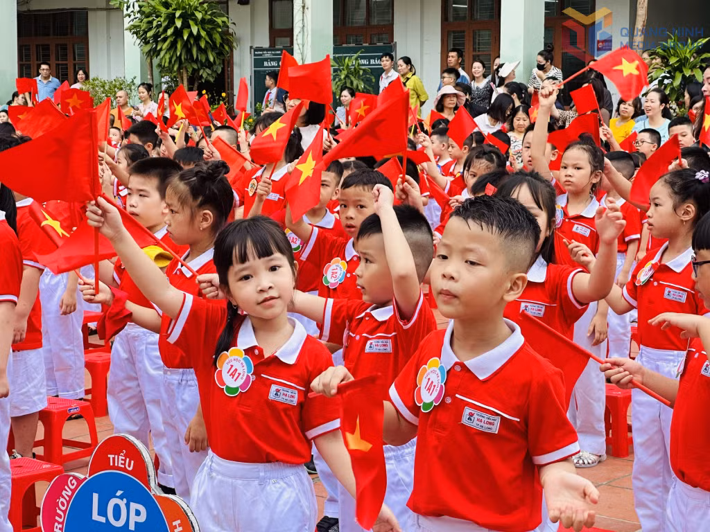 Học sinh Trường Tiểu học Hồng Gai hân hoan ngày khai giảng.