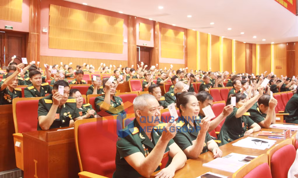 2022-09_Đại hội đại biểu Hội Cựu chiến binh tỉnh Quảng Ninh lần thứ VII, nhiệm kỳ 2022-2027- Biểu quyết thông qua Nghị quyết Đại hội. Ảnh: Thu Chung