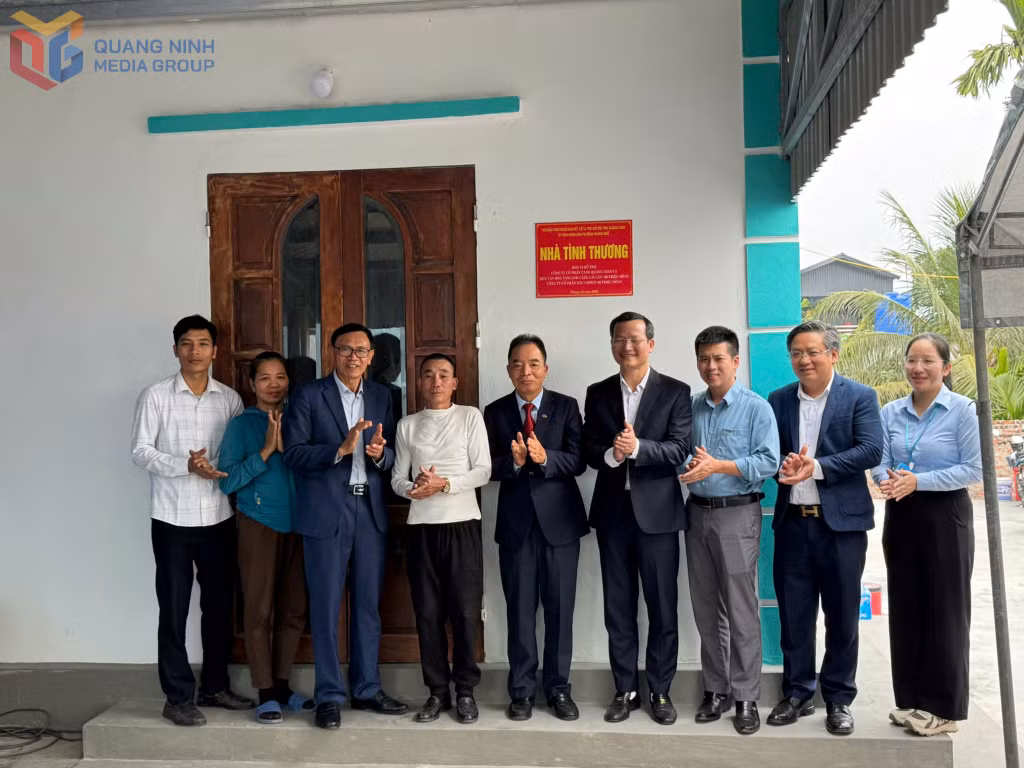 Khánh thành và trao hỗ trợ cho hộ anh Trần Văn Tuấn, khu Lâm Xá 5, phường Hoàng Quế.