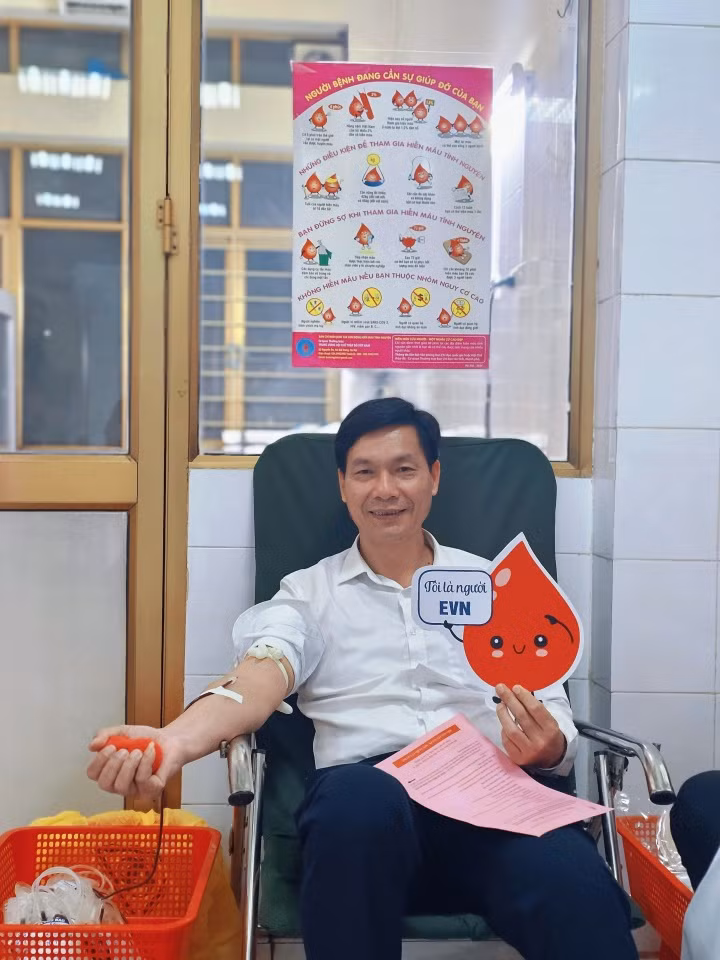 Ông Nguyễn Văn Quý - Phó Giám đốc CTĐL Quảng Ninh tham gia hiến máu lần thứ 7.