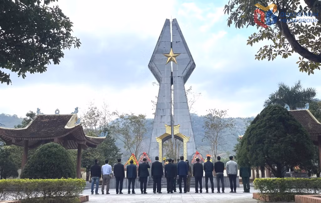 Trong khuôn khổ chương trình, các đại biểu đã dâng hương tưởng niệm tại Đài tưởng niệm các Anh hùng liệt sĩ Pò Hèn.